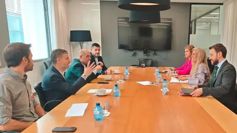 La consejera Albert, con representantes de las asociaciones ATA, UPTA y UATAE - Foto Comunidad de Madrid