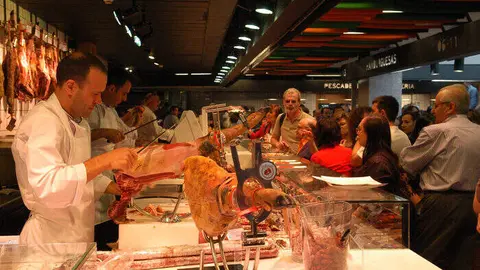 Archivo. Trabajadores del sector servicios durante su jornada laboral en Madrid
