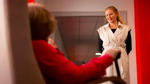 La consejera D&aacute;vila, en su visita a la residencia Reina Sof&iacute;a de Las Rozas - Foto Comunidad de Madrid