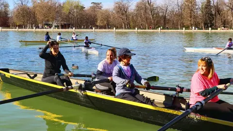 Mujeres remando durante el mes rosa en El Retiro | Foto de Ayuntamiento de Madrid