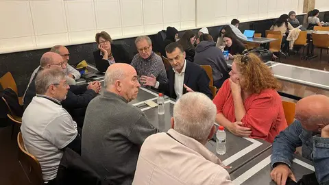Antonio Maíllo durante una reunión con Marea Pensionista en Barcelona
