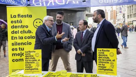 Carabante, Segura y Madrid Noche en el punto informativo de la campa&ntilde;a frente al ocio nocturno en plaza del Callao