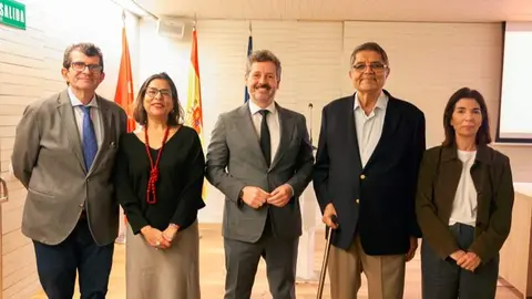El consejero De Paco Serrano, en la presentaci&oacute;n del primer ejemplar de Mapa de los escritores hispanoamericanos en Madrid - Foto Comunidad de Madrid