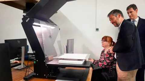 El consejero Garc&iacute;a Mart&iacute;n, supervisando la digitalizaci&oacute;n de los fondos del Archivo Judicial Territorial - Foto Comunidad de Madrid