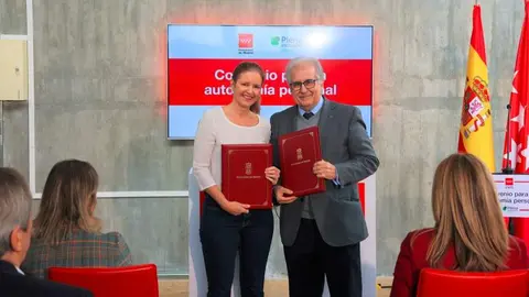 La consejera Dávila ha firmado un convenio con Plena Inclusión Madrid y cinco entidades sociales del sector - Foto Comunidad de Madrid