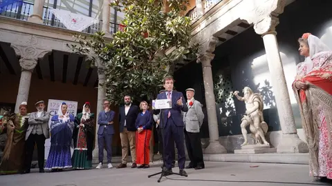 Almeida, durante la recepción a los miembros de la Federación de Grupos Tradicionales Madrileños, celebrada este miércoles en el Museo de San Isidro