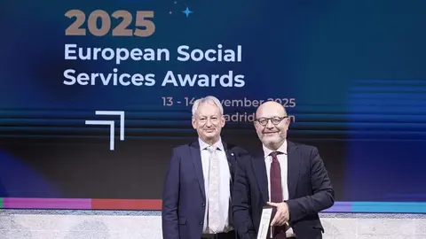 Fern&aacute;ndez muestra la placa conmemorativa en agradecimiento a la hospitalidad de Madrid como anfitriones