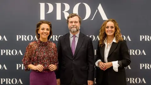 Lucía Casanueva y Valvanuz Serna Ruiz, socias directoras de PROA, con Iván Espinosa de los Monteros