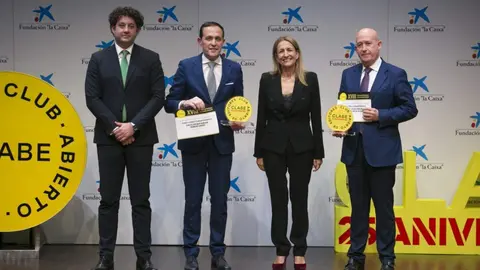 Inmaculada Benito (Directora de Cultura, Turismo y Deporte de CEOE) y Carlos López (editor de El Diario de Madrid) entregan el premio a la mejor campaña publicitaria a la Diputación de Valladolid y a Tribuna Grupo
