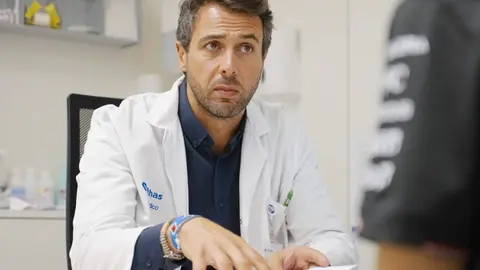 Doctor atendiendo durante una consulta de Urgencias en Vithas Madrid La Milagrosa en Madrid