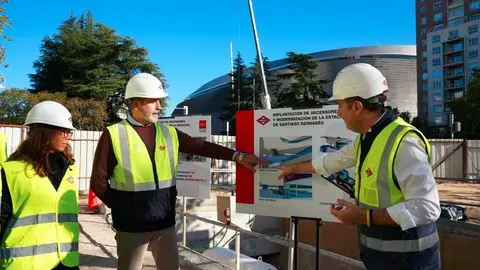 El viceconsejero de Transportes, durante su visita a las obras de renovaci&oacute;n de la estaci&oacute;n de Metro de Bernab&eacute;u - Foto Comunidad de Madrid