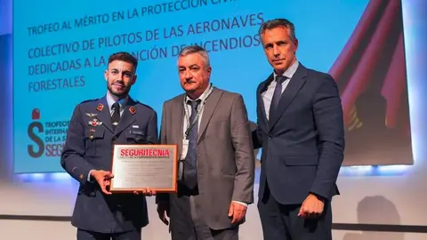 El consejero Novillo ha entregado hoy el Trofeo al M&eacute;rito en la Protecci&oacute;n Civil a los pilotos del 43 Grupo de Fuerzas A&eacute;reas - Foto Comunidad de Madrid