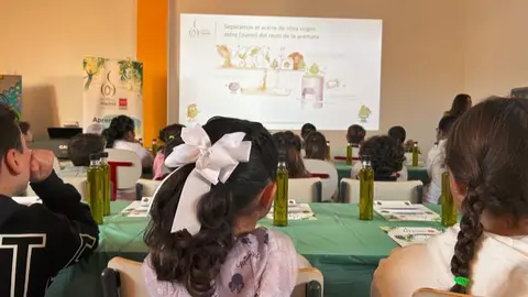 Charlas informativas y talleres sobre el aceite de Madrid en las aulas madrile&ntilde;as - Foto Comunidad de Madrid