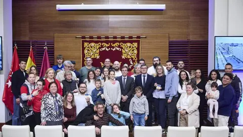 Acto de entrega de llaves a los adjudicatarios de 90 pisos en Cañaveral 6 - Foto Ayuntamiento de Madrid