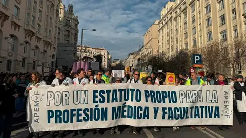 Los m&eacute;dicos de Madrid tras la pancarta pidiendo un Estatuto Marco propio - Foto de Amyts