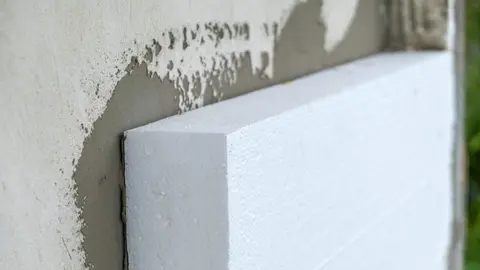 Laminas de aislamiento de polestireno en pared de fachada para protecci&oacute;n t&eacute;rmica