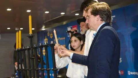 Almeida, durante la celebraci&oacute;n de la Januc&aacute; - Foto Ayuntamiento de Madrid