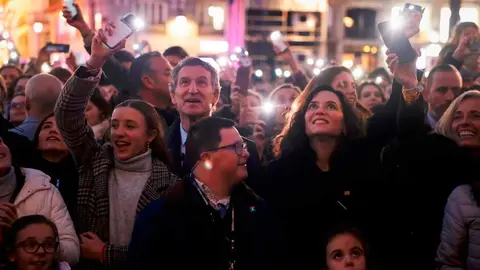 Isabel D&iacute;az Ayuso, durante la actuaci&oacute;n de Hakuna Group Music en Sol - Foto Comunidad de Madrid