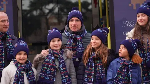 Almeida, con un grupo de ni&ntilde;os, echa su carta en el Buz&oacute;n Real del bus de la Navidad de EMT Madrid - Foto Ayuntamiento de Madrid