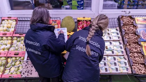 Imagen de archivo de una inspecci&oacute;n alimentaria de Madrid Salud en Mercamadrid - Ayuntamiento de Madrid