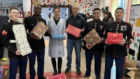 Los Marines de EE UU llevan la Navidad a la Casa Ronald McDonald de Madrid