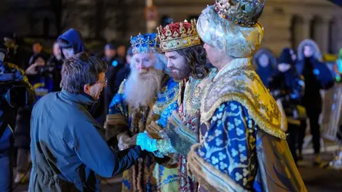 Los Reyes Magos de Oriente saludando al alcalde de Madrid