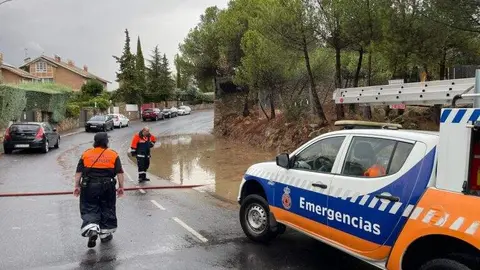 Protecci&oacute;n Civil Galapagar atendiendo avisos de emergencia durante la DANA