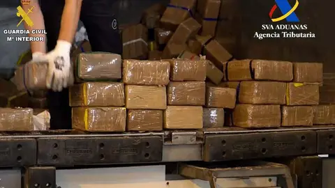 Hach&iacute;s descubierto en julio pasado en el semirremolque de un cami&oacute;n en el Puerto de Motril (C&aacute;diz) | Foto de la Guardia Civil