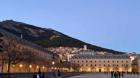 iluminaci&oacute;n nocturna plaza San Lorenzo de El Escorial - Foto del Ayuntamiento de San Lorenzo de El Escorial