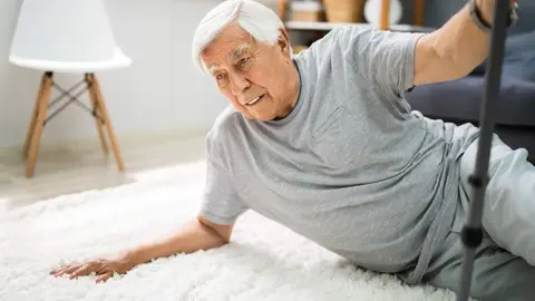 Persona mayor resbala en su domicilio