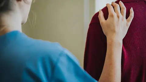 Enfermera ayuda a un paciente - Foto del Ayuntamiento de Las Rozas