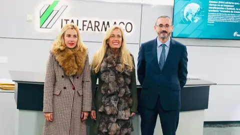 La consejera de Econom&iacute;a, Hacienda y Empleo, en los  laboratorios de Italfarmaco en Alcobendas - Foto Comunidad de Madrid