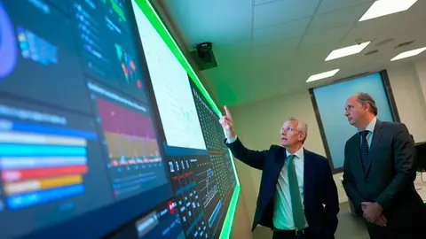 El consejero L&oacute;pez-Valverde, en el nuevo Centro de  Control de Infraestructuras Cr&iacute;ticas (CCIC) - Foto Comunidad de Madrid