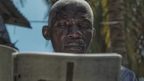 Un cristiano de la di&oacute;cesis de Pemba, en el norte de Mozambique, leyendo una Biblia
- Foto de Ayuda a la Iglesia Necesitada AIN
