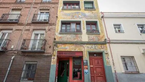 Imagen de archivo: fachada del edificio del Teatro El Montacargas que pint&oacute; el artista Miguel Brayda (distrito de Latina)