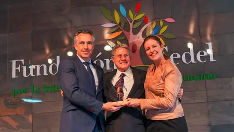 Los consejeros Novillo y D&aacute;vila recogen este galard&oacute;n solidario otorgado por  la Fundaci&oacute;n Cedel - Foto Comunidad de Madrid