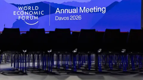 Numerosas sillas ocupan una sala en la que se celebrar&aacute; el Foro Econ&oacute;mico Mundial entre el 19 y el 23 de enero en Davos (Suiza) | Foto de World Economic Forum / Benedikt von Loebell