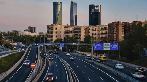 Panoramica-de-la-M-30-con-las-5-torres-al-fondo-750x500