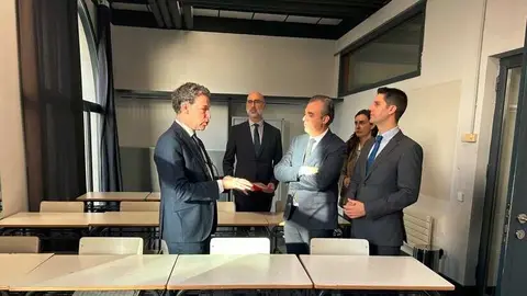 El consejero de Educaci&oacute;n, Ciencia y Universidades, en el CIEM Federico Moreno Torroba con su hom&oacute;logo isle&ntilde;o - Foto Comunidad de Madrid
