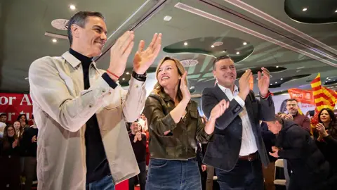 Pedro S&aacute;nchez junto a la candidata del PSOE de Arag&oacute;n, Pilar Alegr&iacute;a, y el secretario general del PSOE de Huesca, Fernando Sab&eacute;s | Foto de PSOE