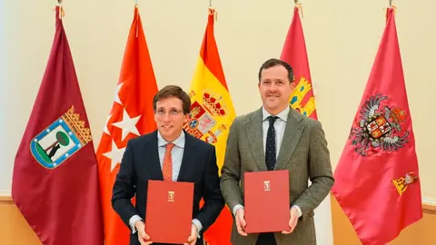 Almeida y Vel&aacute;zquez firman el acuerdo de colaboraci&oacute;n entre ambos ayuntamientos en el Palacio de Cibeles - Foto Ayuntamiento de Madrid