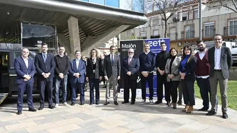 Responsables de Vodafone, la Junta de Andaluc&iacute;a y Ayuntamiento de Alhaur&iacute;n de la Torre - Foto de Vodafone