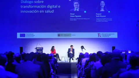 &Oacute;scar L&oacute;pez dialoga con la comisionada del Perte para la Salud de Vanguardia, Raquel Yotti - Foto del Ministerio de Transformaci&oacute;n Digital