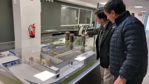 P&aacute;ramo y Reggiardo durante su visita al P.T de Valdeming&oacute;mez