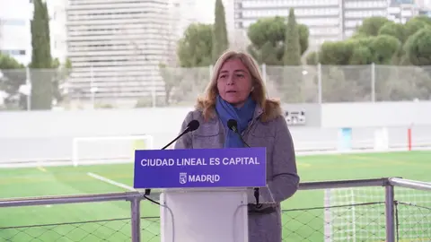 Sanz durante su recorrido por las instalaciones del campo de f&uacute;tbol y en el momento de su intervenci&oacute;n