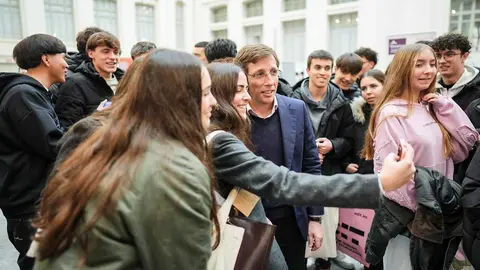 El alcalde de Madrid con estudiantes | Foto de Ayuntamiento de Madrid/ Alejandro Olea