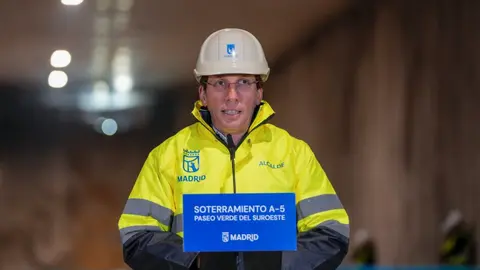 Almeida durante la visita a la conexi&oacute;n de dos frentes de excavaci&oacute;n del t&uacute;nel de la A-5 - Foto Ayuntamiento de Madrid