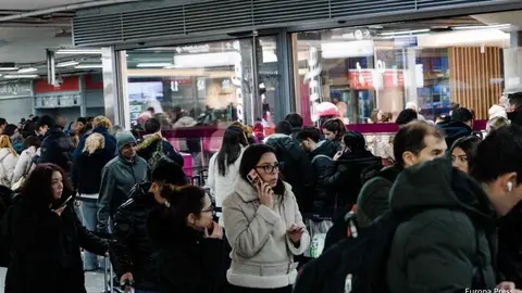 Pasajeros hacen cola en una estaci&oacute;n de tren - Foto del Defensor del Pueblo