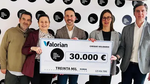 Momento de la entrega del cheque entre las organizaciones - Foto de Valorian