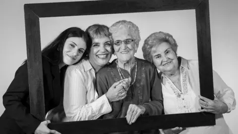 Exposici&oacute;n Madrile&oacute;s centenarios_Regina con su hija, nieta y bisnieta, 2024